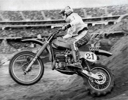 Jimmy Weinert con "The Hooker" en el supercross de Oakland de 1979. Se aprecia el collarín acolchado que llevaba para mitigar el dolor en el cuello que sufría aquel día. 