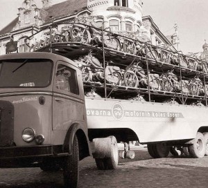 Transporte de ciclomotores Tomos en 1960