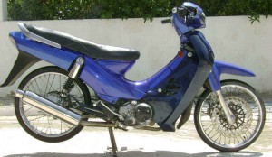Modenas Kriss II, ejemplo de 'underbone' moderna que hace un uso profuso de paneles y cubiertas de plástico.