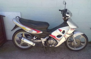 Los paneles y cubiertas de plástico se usan profusamente en las modernas 'underbone' como la  Suzuki FX125.
