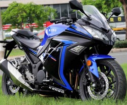 La Kengo R350 copia hasta el último de los detalles de la Kawasaki Ninja 300, aunque cambian (a peor) las pegatinas del carenado.