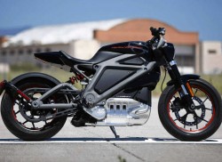 Todavía se desconoce el nombre del nuevo modelo y si derivará directamente de su precursor concept. La agencia de noticias Bloomberg ha informado de que esta moto eléctrica podría ser capaz de acelerar de 0 a 60 millas por hora (unos 96 km/h) en solo 4 segundos. 