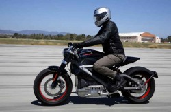 Con su moto eléctrica, Harley-Davidson pretende no sólo para la cada vez más restrictivas normativas anticontaminación. También atraer a los jóvenes y a nuevos tipos de cliente, menos dispuesto a sufrir incomodidades y traqueteos.