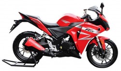 La Jiajue R15 mezcla elementos de la KTM 390, la Honda CBR 250 R y el frontal de la Ducati 1299 Panigale.