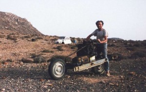 El señor Leray con el 'engredo' fabricado a partir de lo que quedó del Citroën