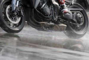 En invierno es mejor lavarla con agua fría y un buen limpiador específico para 'burras' porque el agua caliente acelera la corrosión, sobre todo si es un chorro que puede erosionar la protección del metal. 