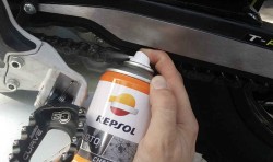 Utiliza un espray de grasa, '3 en 1' o similares para manetas, cables, soportes del caballete y pata de cabra, bieletas y cadena.