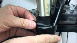 Una solución puede ser meter una galga muy fina entre el retén y la barra de horquilla. Si se ha doblado el labio del retén o ha acumulado suciedad, así se quitará y dejará de perder. Si sigue tirando, hay que cambiar los retenes de horquilla.