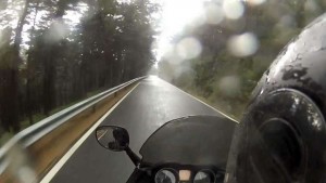 Si le exposición a la lluvia no es muy prolongada, la motocicleta no sufrirá lo más mínimo, ya que están diseñadas para soportar exposiciones breves.