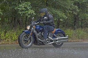 Conducir tu motocicleta bajo la lluvia es más peligroso para ti que para la motocicleta, ya que la tracción se ve afectada negativamente y hay una mayor probabilidad de tener un accidente.