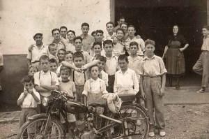 Esta imagen pertenece al año 1960 y está hecha en Villahermosa del Río (Castellón). Al llegar al pueblo el "motorista" con su Villof, salieron a verle todos los niños y jóvenes del pueblo y se aprovechó para tomar la foto.